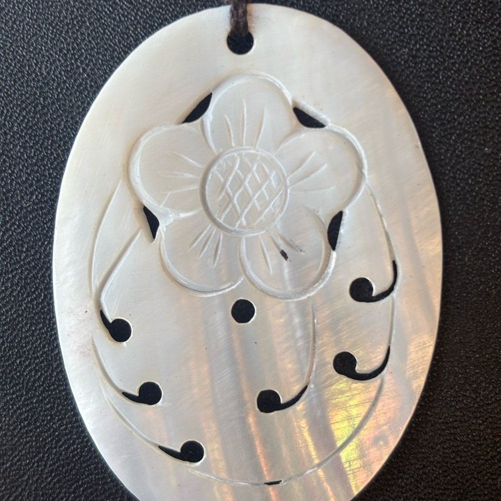 Mother of Pearl Flower Pendant Necklace - Picture 2 of 4